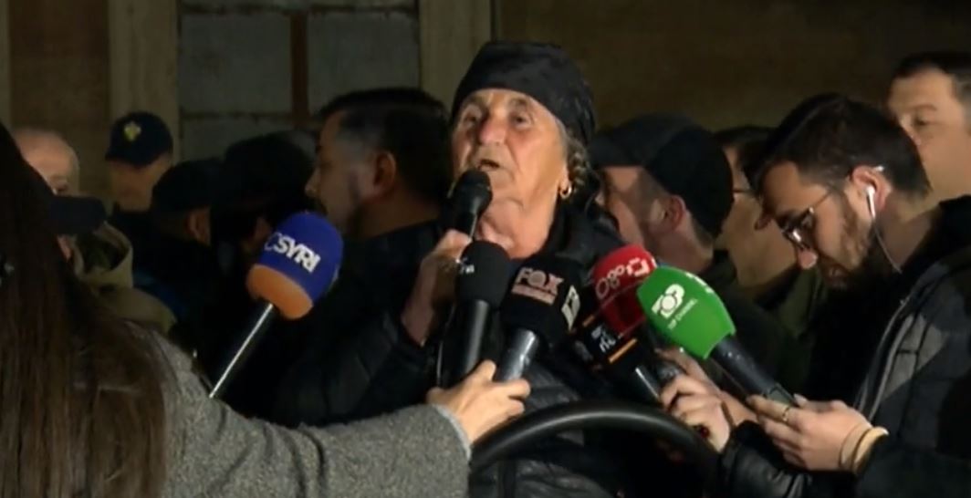 Nëna Liza mesazh Ramës nga protesta: Mos të të vijë turp nga ne, nuk dalim për qejf  