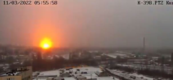 VIDEO/ Momenti kur rusët sulmojnë me raketa qytetin e madh ukrainas