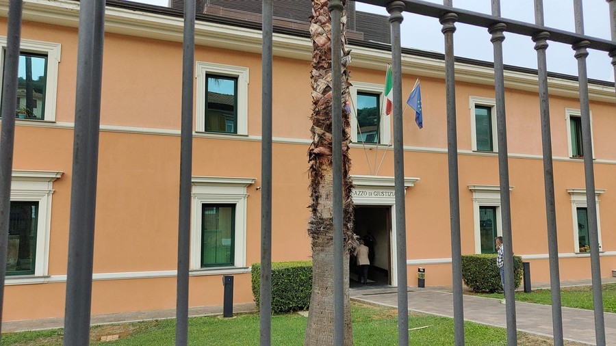 EMRI/ Mori peng dhe rrahu fqinjin italian, gjykata dënon me 2 vite burg shqiptarin
