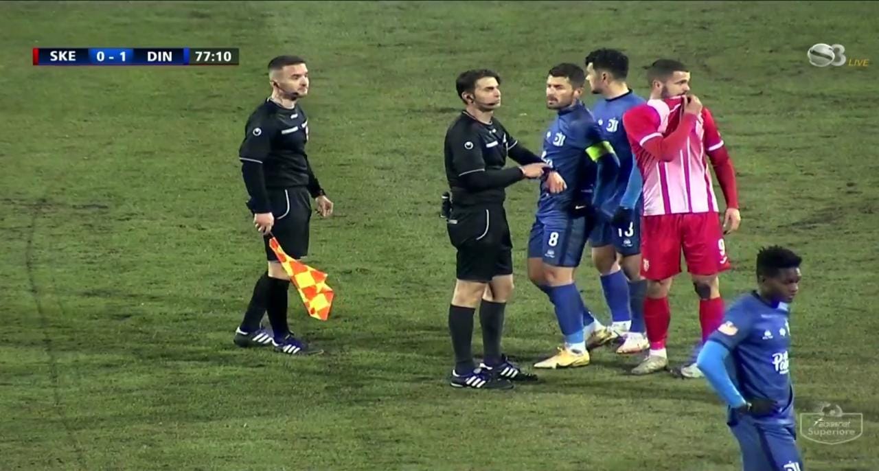 Tifozët e Skënderbeut e bëjnë baltë, goditet sërish arbitri anësor