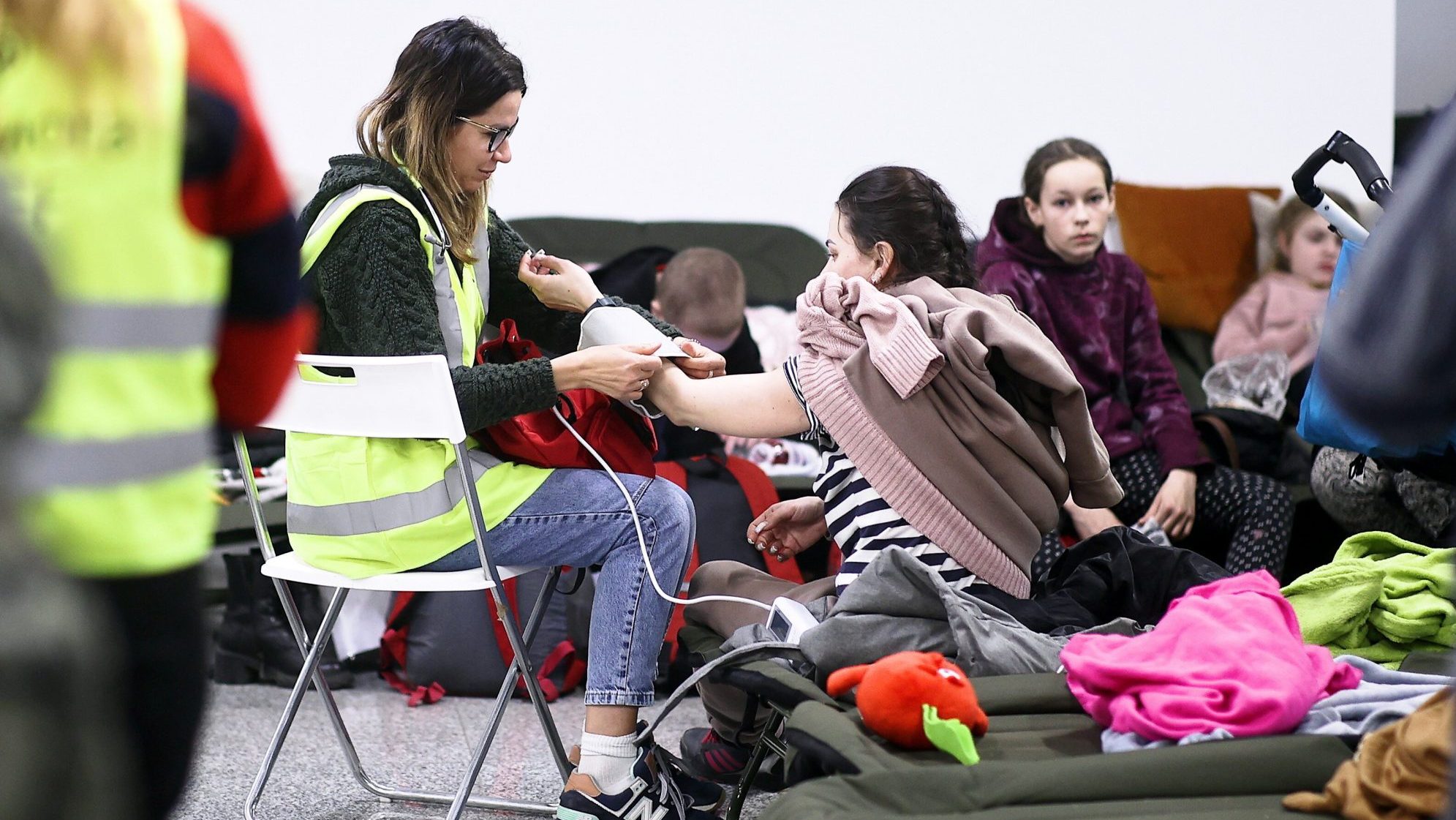 Vullnetarë nga mbarë bota ndihmojnë refugjatët ukrainas në Poloni