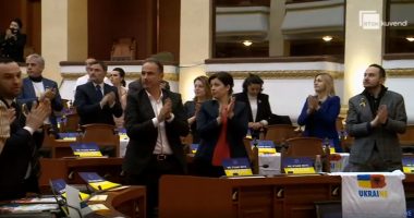 Parlamenti shqiptar “vishet” me ngjyrat e Ukrainës, të gjithë deputetët në këmbë, përlotet ambasadori