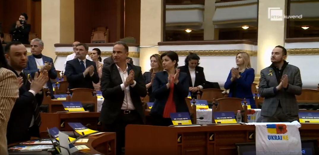 Parlamenti shqiptar “vishet” me ngjyrat e Ukrainës, të gjithë deputetët në këmbë, përlotet ambasadori – Abc News