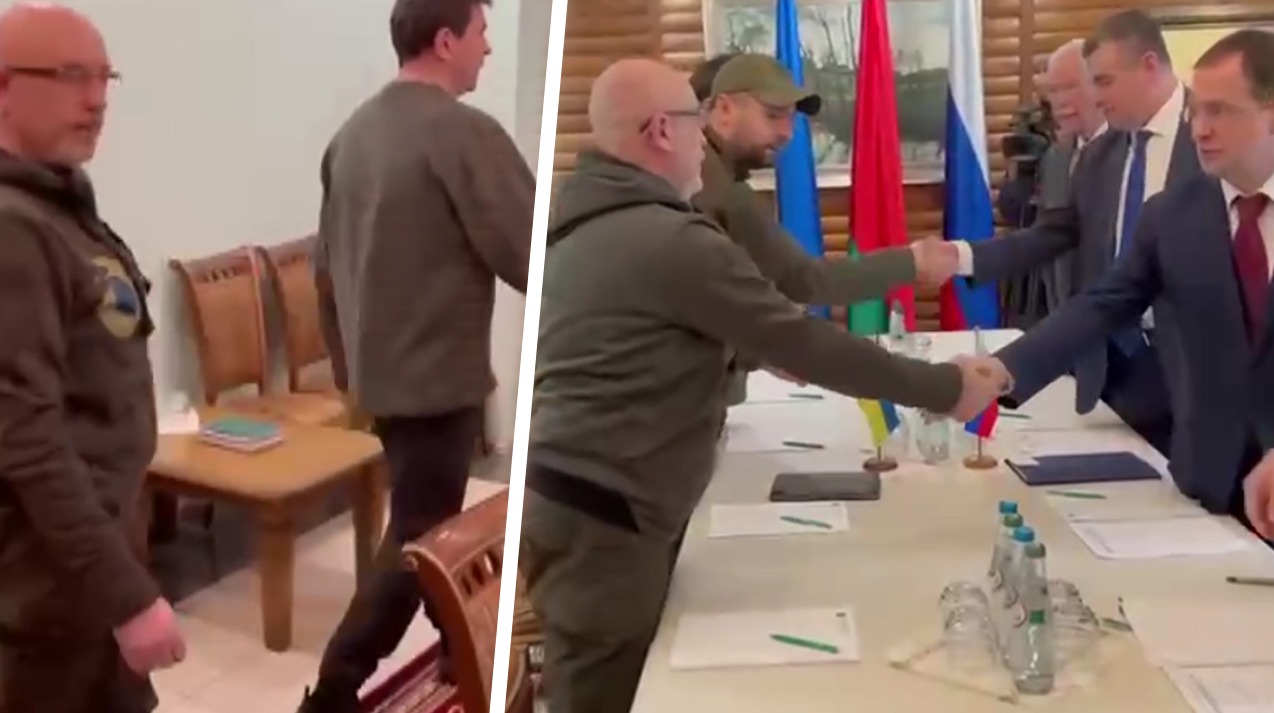 VIDEO/ “Incidenti” i parë! Ja çfarë ndodh në nisje të takimit mes delegacionit ukrainas dhe atij rus