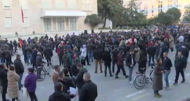 Dita e 6-të e protestës, qytetarët mblidhen para Kryeministrisë