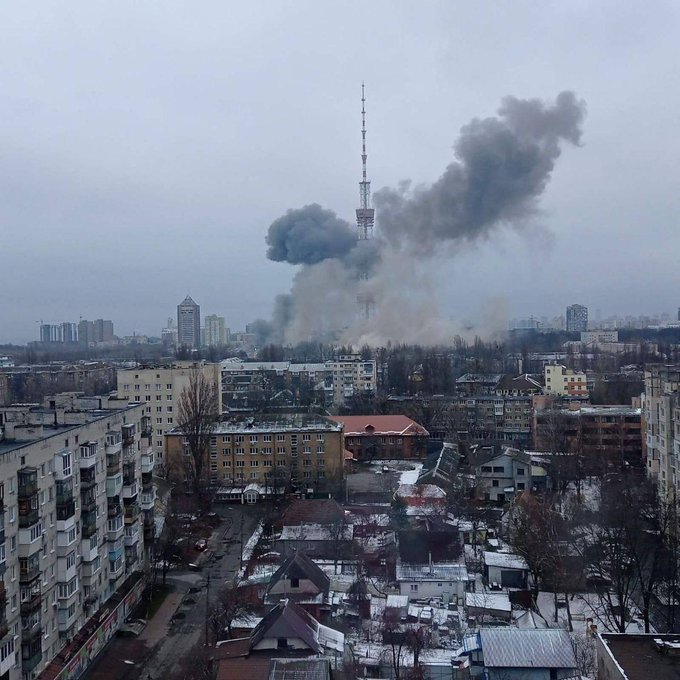VIDEO/ Rusët godasin kullën televizive të Kievit