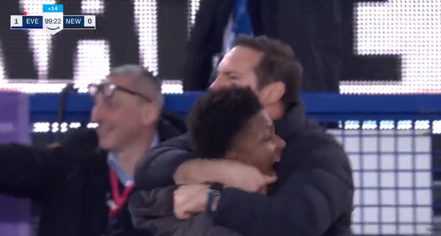 VIDEO/ Pamjet po thyejnë rrjetin, Everton fiton në sekondat e fundit dhe Lampard dëmton dorën nga gëzimi