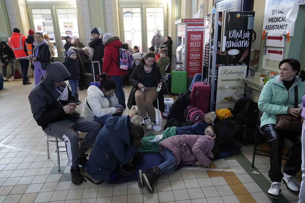 FOTO/ Ikin për të shpëtuar nga lufta, ukrainas mblidhen në stacionin hekurudhor në Poloni