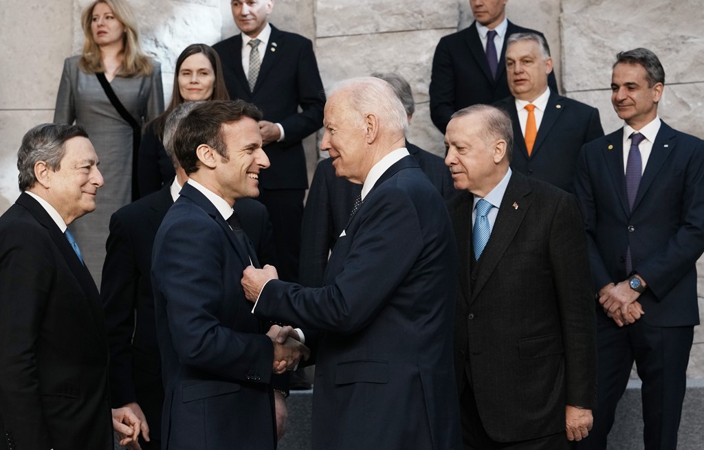 Fotot nga samiti i NATO-s për Ukrainën, liderët botërorë shtrëngojnë duart