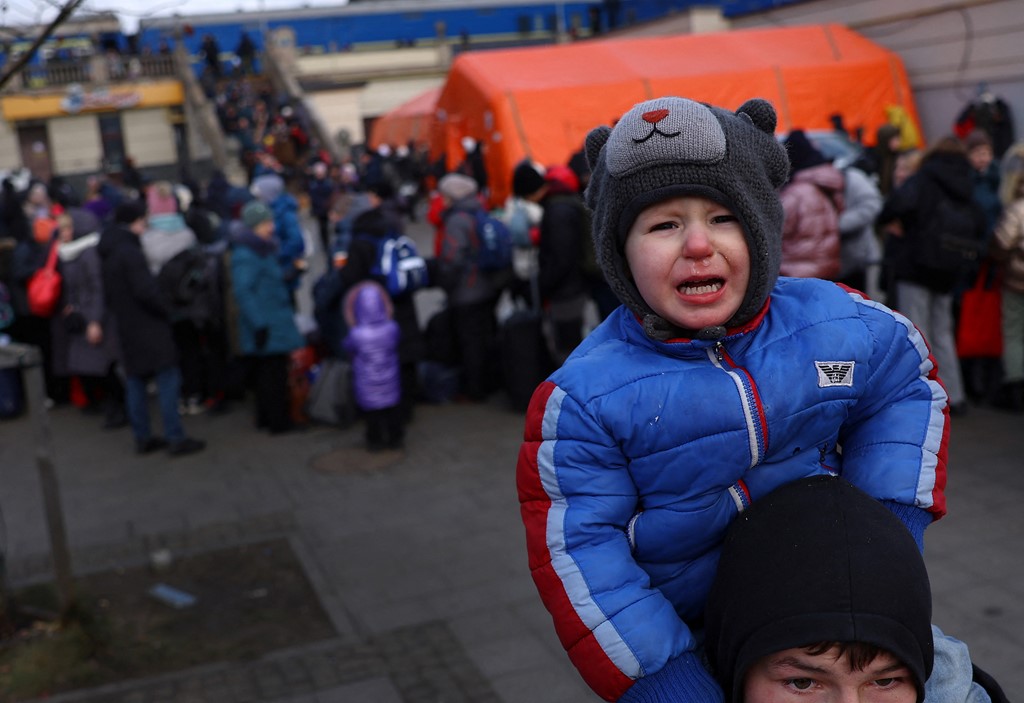 Ukrainasit ikin për të shpëtuar nga lufta, presin në radhë kufi për të hyrë në Poloni