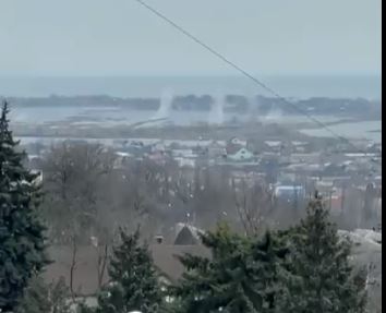 Momenti kur helikopterët rusë qëllojnë në qytetin port të Mariupolit