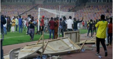 Tifozët u futën në fushë dhe shkatërruan gjithçka, mjeku i kombëtares nigeriane humb jetën