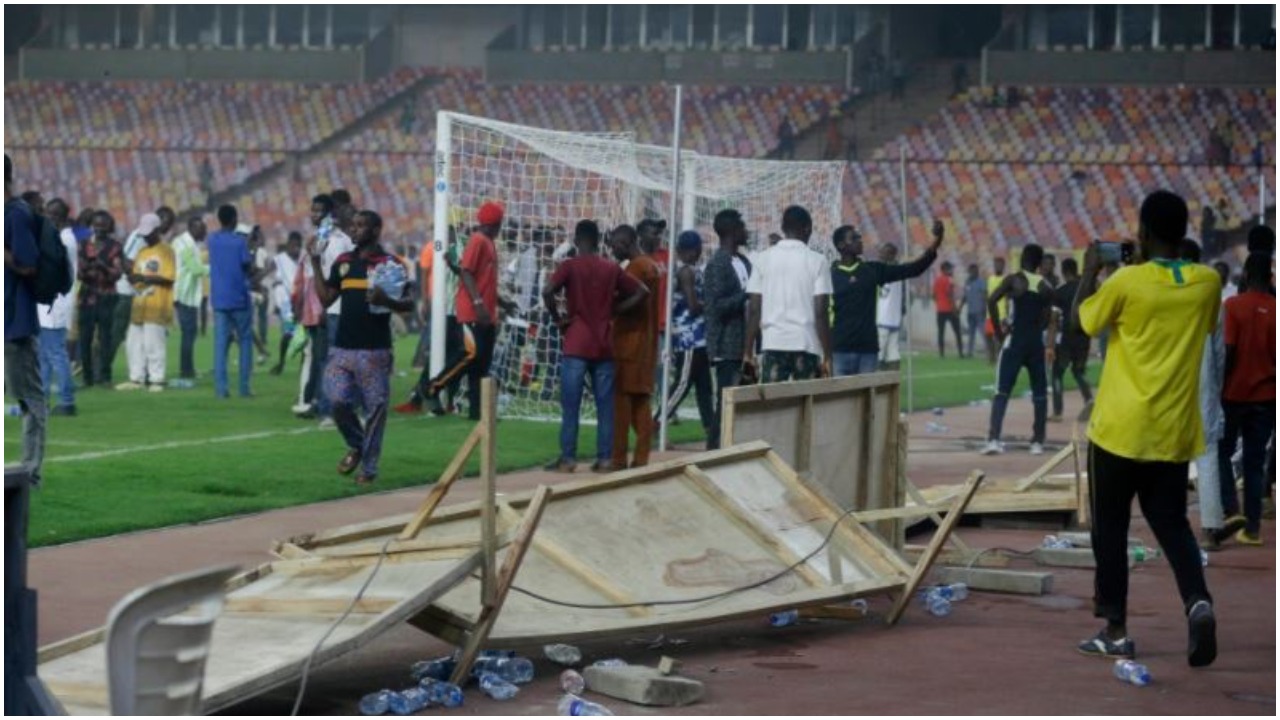 Tifozët u futën në fushë dhe shkatërruan gjithçka, mjeku i kombëtares nigeriane humb jetën