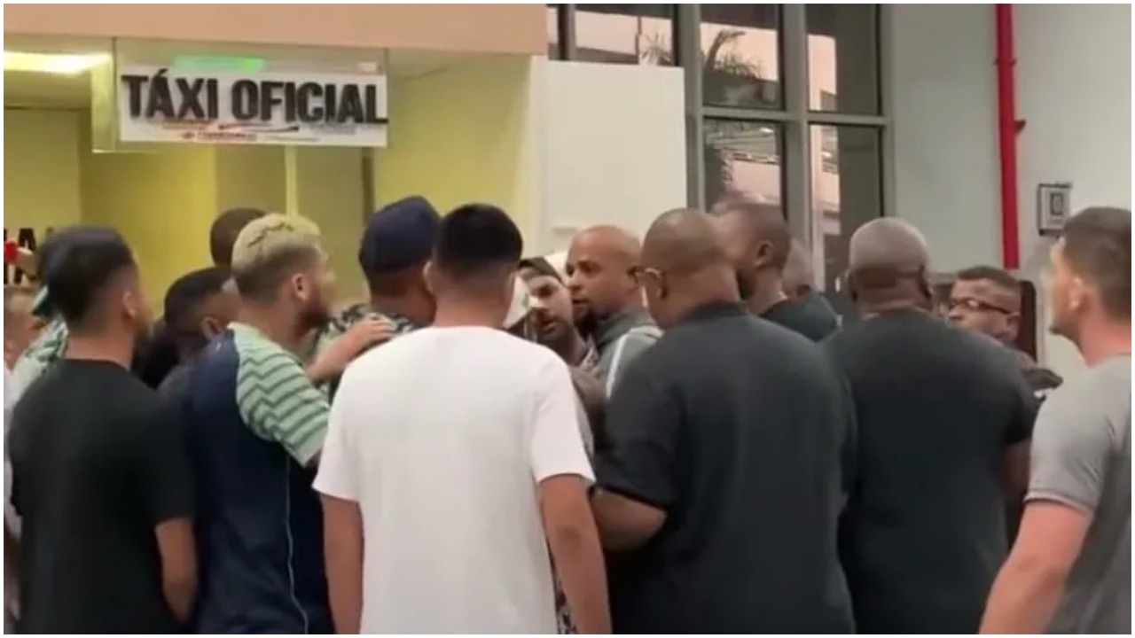 VIDEO/ Humbi penalltinë, tifozë e Fluminense përplasen me Felipe Melo në aeroport