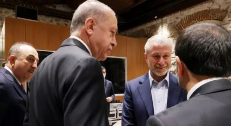 Negociatat Rusi-Ukrainë, Abramovich “kokë më kokë” me Erdoganin në Stamboll