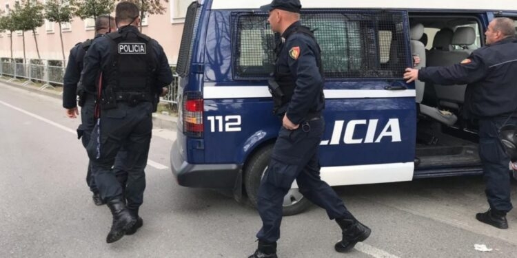 Falsifikonin e hidhnin në treg bileta të transportit publik, një në pranga e dy në kërkim në Tiranë