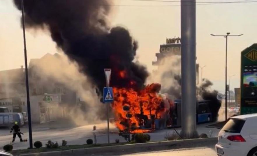 VIDEO/ Digjet autobusi në Prishtinë