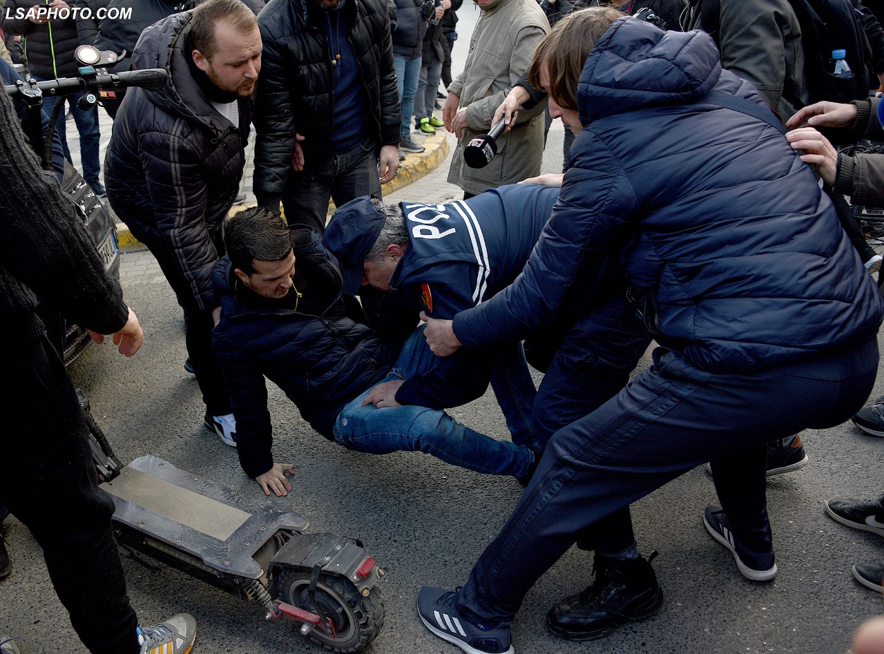 Për policinë që po përballet me “protestën”