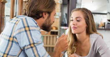 5 këshilla si të tregoni vetëbesim në takimin tuaj të parë