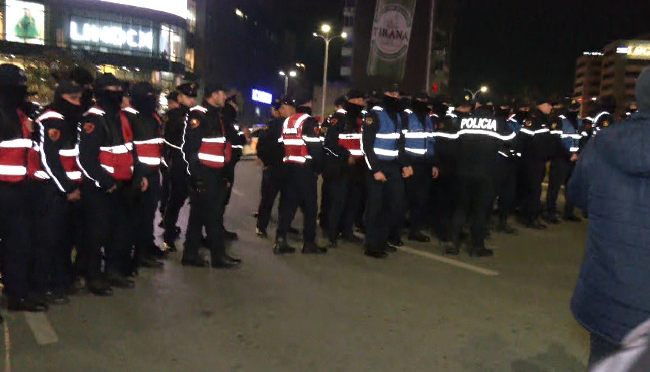 Protesta në Tiranë, deputeti i PD përplaset me policinë