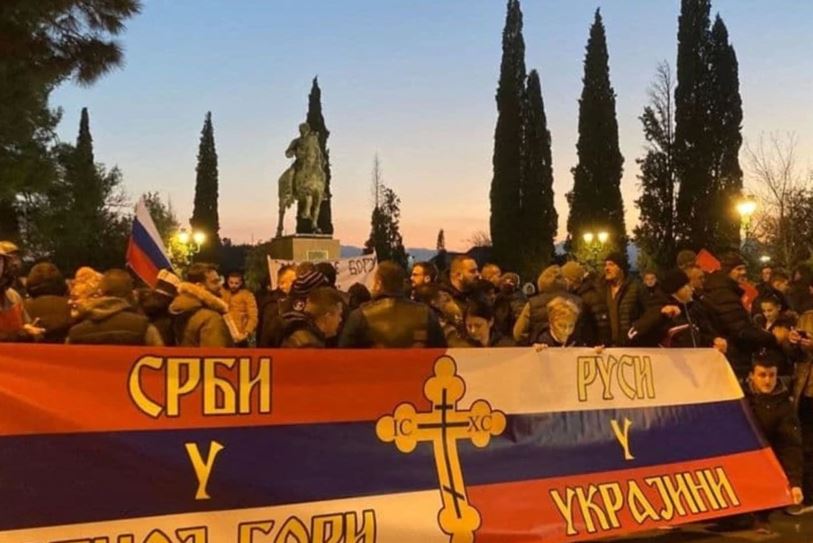 “Serbët në Mal të Zi, Rusët në Ukrainë”, protestuesit prorusë me banderola në Nikshiq