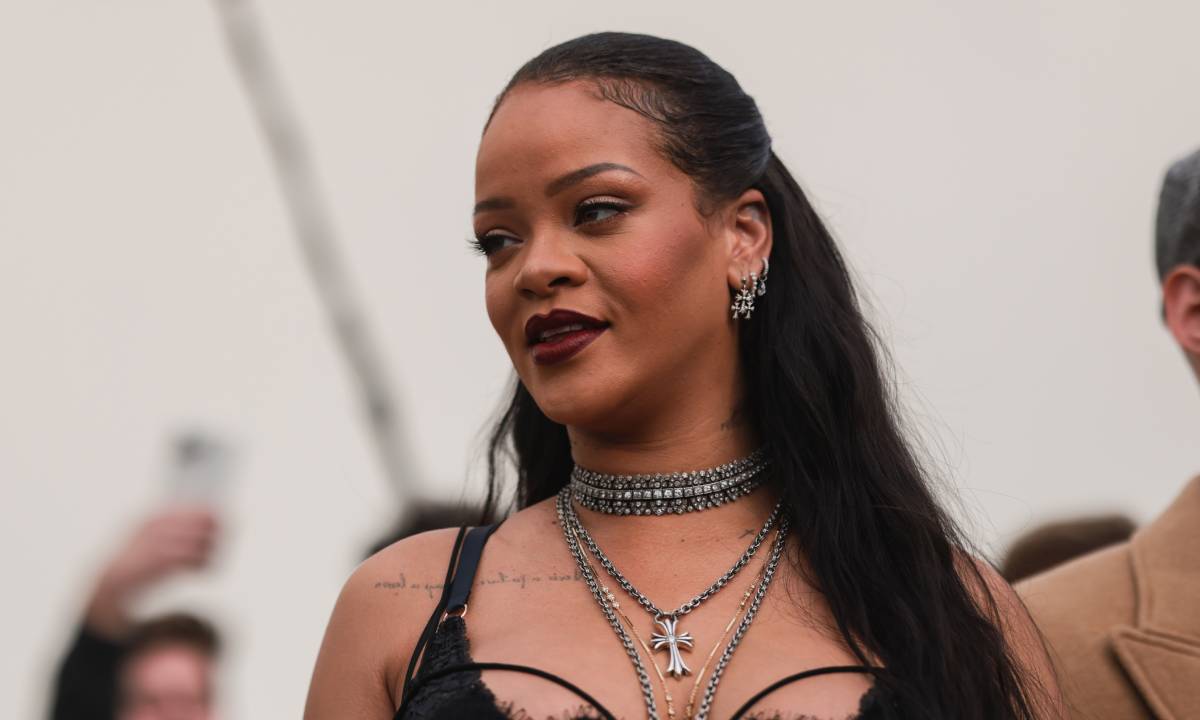 Rihanna fotografohet duke blerë rroba për fëmijë, fansat besojnë se kanë zbuluar gjininë