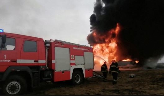 FOTO/ Rusët sulmojnë disa ndërtesa në Ukrainën perëndimore