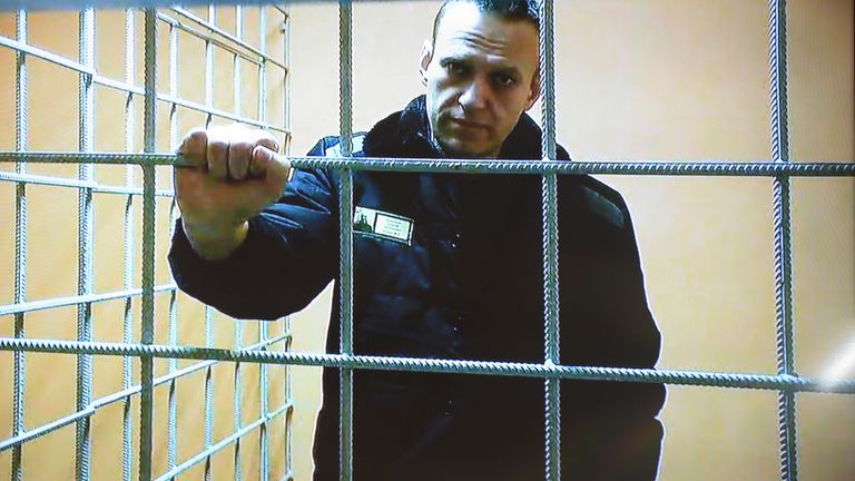 Refuzoi të dilte nga qelia, Alexei Navalny dërgohet me forcë në seancën gjyqësore