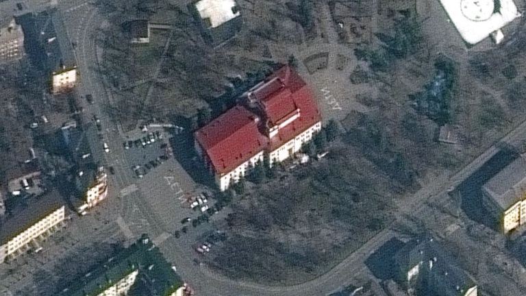 Autoritetet në Mariupol: Rusia bombardoi shkollën e artit ku strehoheshin 400 civilë
