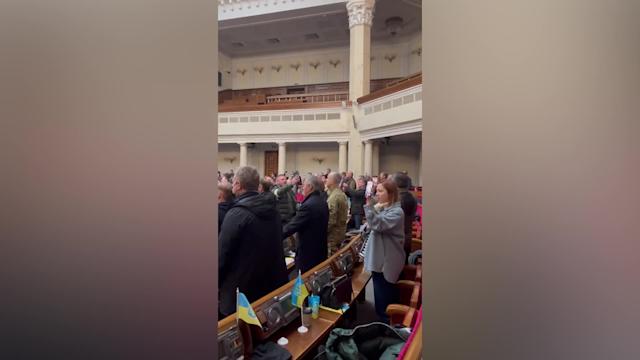 VIDEO/ Deputetët ukrainas mblidhen fshehurazi në Parlament dhe këndojnë himnin