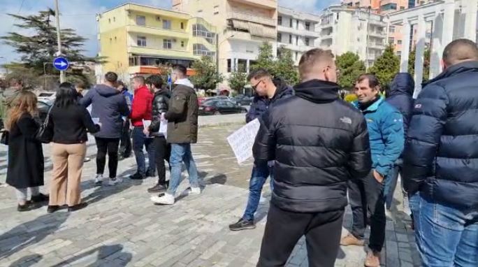 Rritja e çmimeve, studentët e Shkodrës: Nuk lëvizim për luks, por për tu arsimuar, qytetarët e Vlorës bllokojnë rrugën