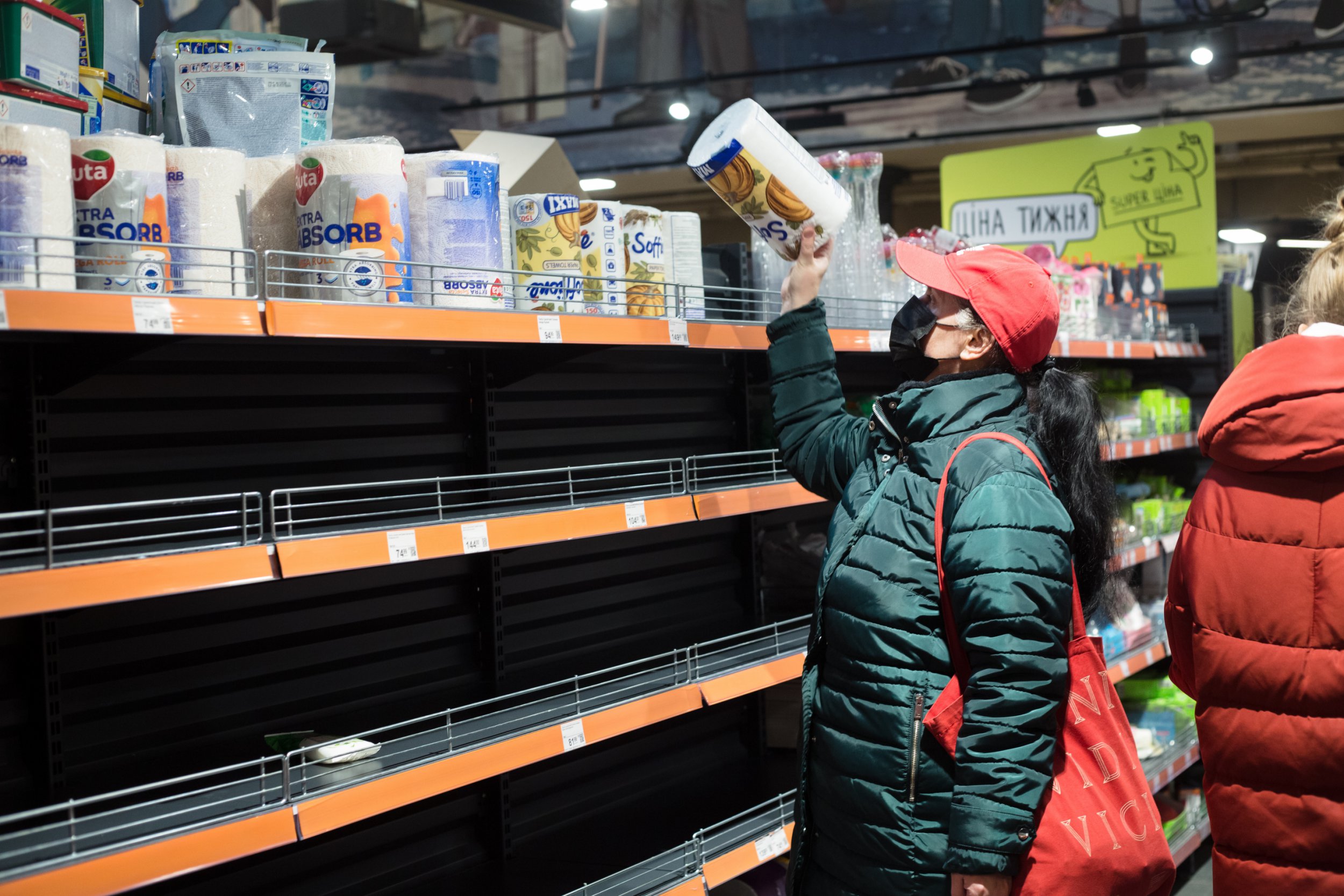 Frikë për mungesë ushqimore, po mbarojnë produktet bazike në Ukrainë