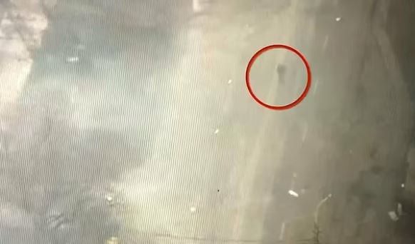 VIDEO/ Momenti kur tanku rus qëllon mbi një të moshuar