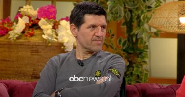 Çfarë e ktheu “hienën” e Mediaset në Shqipëri? Karriera e artë e gazetarit Taulant Kopliku