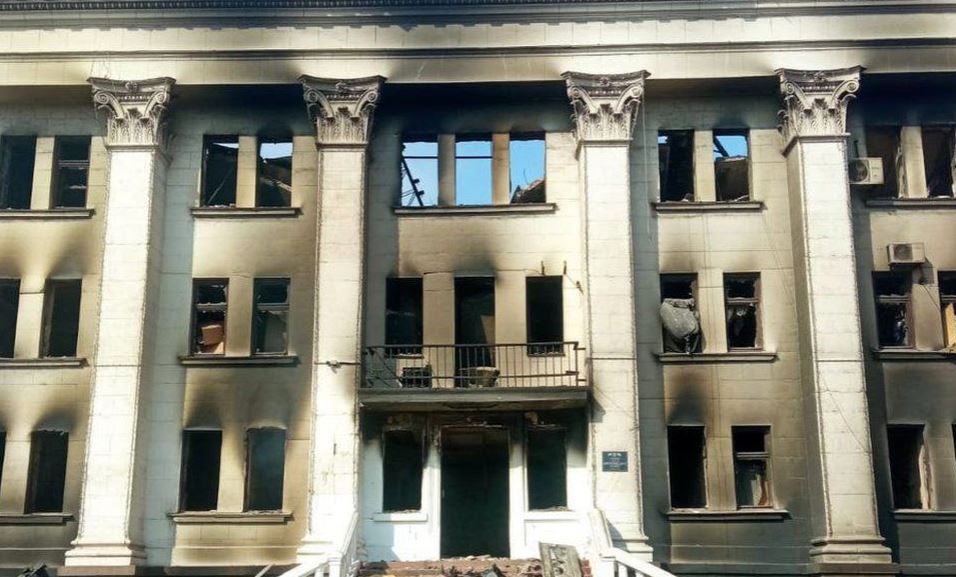 Rusët sulmuan teatrin, 27-vjeçarja tregon si shpëtoi bombardimit: Kishte njerëz të gjakosur kudo