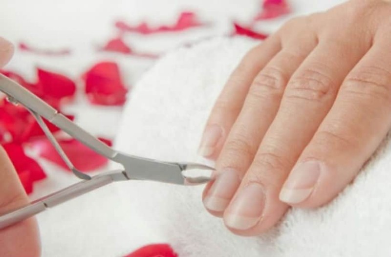 Vëmendje vajza! 3 zakone që shkatërrojnë thonjtë