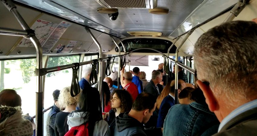 E rëndë në Tiranë, një grua ndërron jetë në autobus