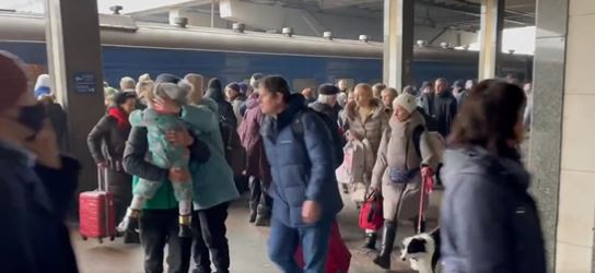 VIDEO/ “Shansi i fundit për t’i  shpëtuar luftës”, të vegjël e të moshuar vrapojnë për një vend të lirë në tren drejt paqes