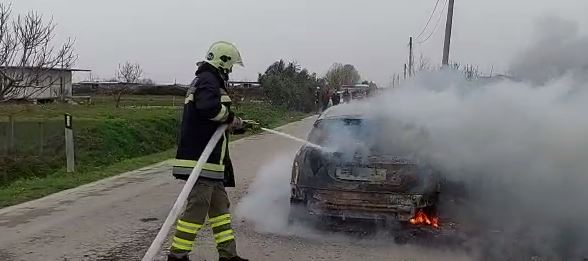 Digjet në mes të rrugës makina më Vlorë