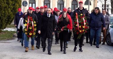 Vulin i shoqëruar nga rinia e partisë bën homazhe për kriminelin e luftës, Sllobodan Millosheviç