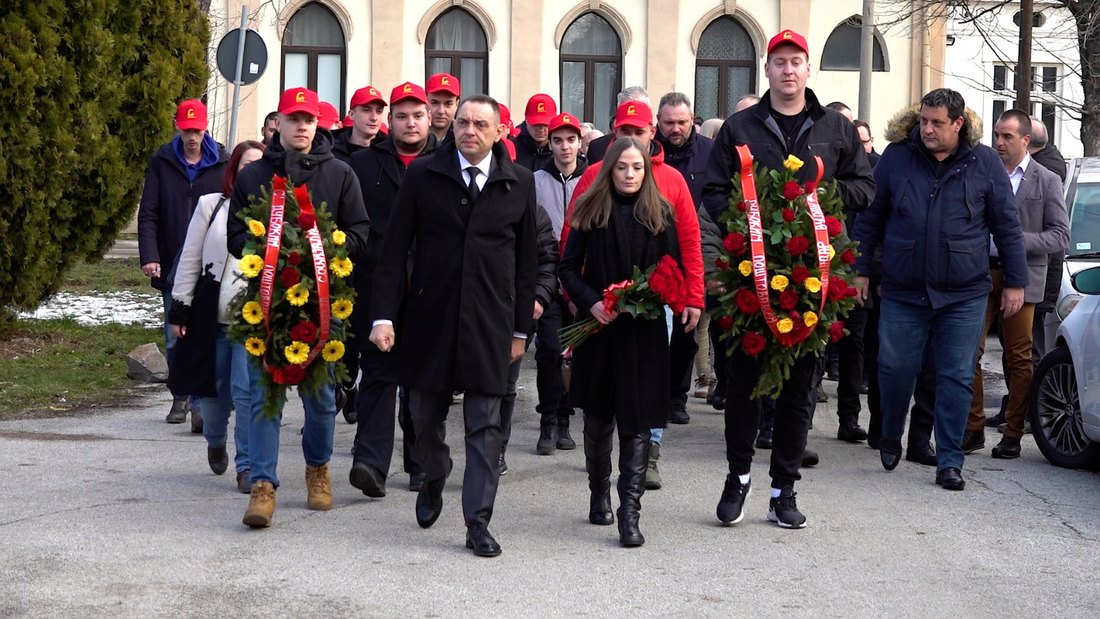 Vulin i shoqëruar nga rinia e partisë bën homazhe për kriminelin e luftës, Sllobodan Millosheviç