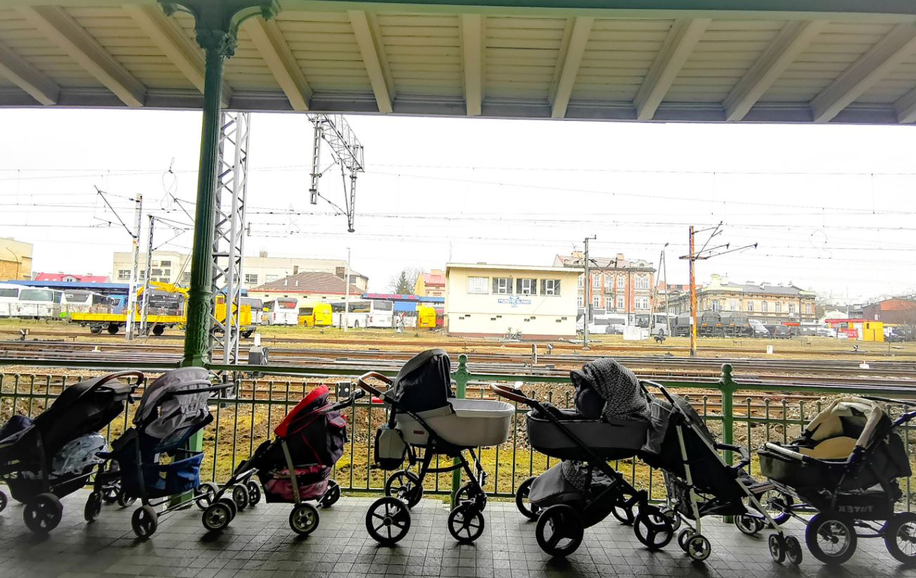 Njerëzit lënë karroca për fëmijë, pallto dhe lodra për refugjatët ukrainas në kufi me Poloninë