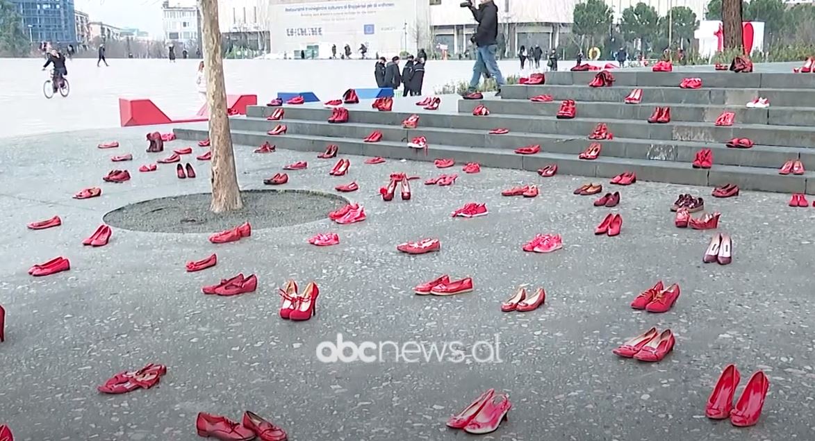 Instalacioni ”këpucët e kuqe” për gratë e vrara, protestë për 8 mars