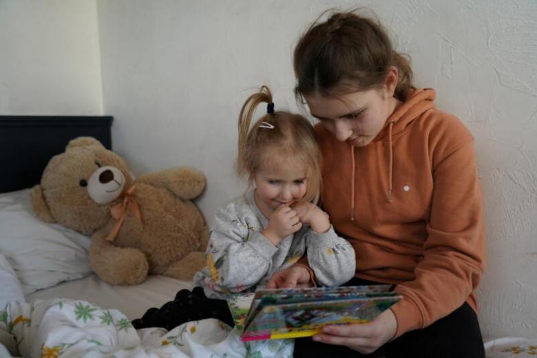FOTO/ Pas 36 orësh udhëtim, më shumë se 40 jetimë mbërrijnë në Lituani