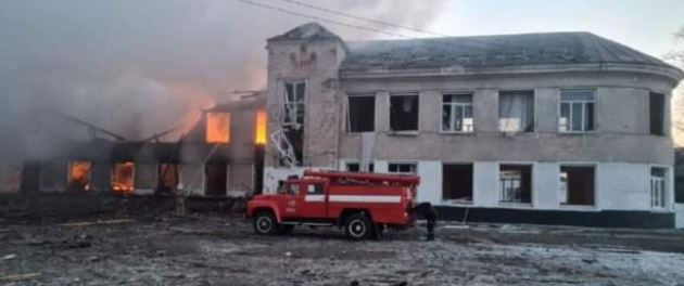 Bombardohet shkolla në Kharkiv, luftë për të shuar  zjarrin