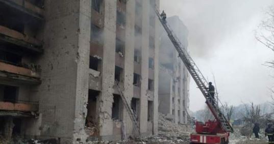 Luftë për të shuar flakët, sulm ajror në një pallat në Ukrainë, shënohet viktima e parë