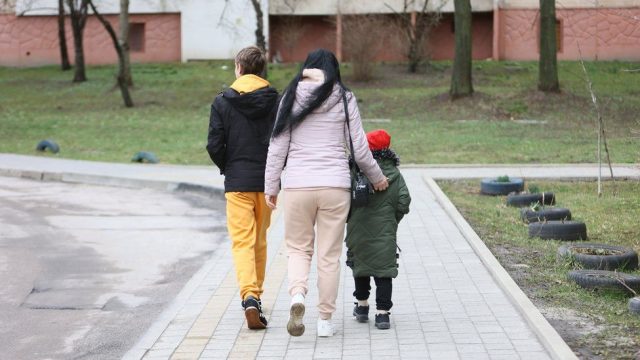 E trishtë/ Nëna ukrainase: Djali im fsheh bukën, frikësohet se nuk do të ketë ushqim