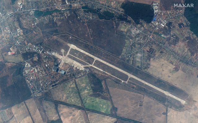 Pamjet satelitore/ Fitorja e parë e luftës, forcat ruse largohen nga aeroporti Antonov