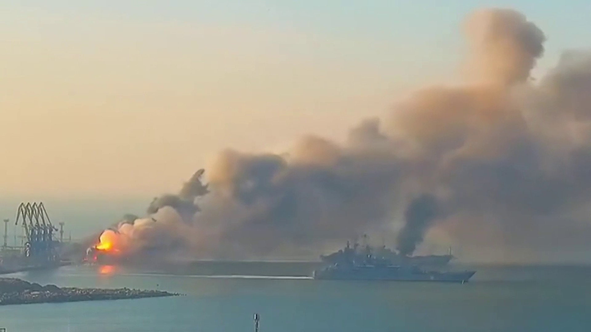 Бдк оленегорский горняк подбит. Большой десантный корабль орск. Десантный корабль bonhomme richard. Большой десантный корабль саратов бердянск. Большой десантный корабль орск.