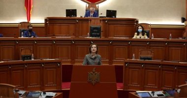 E mbajti të fshehtë shtatzëninë, ish-ministrja shqiptare bëhet nënë, ndan foton e parë nga marterniteti